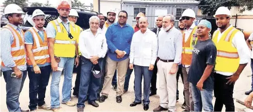  ??  ?? Obras. El presidente Danilo y el ingeniero Francisco Pagán, director de la OISOE, ayer temprano con personal de ingeniería y médicos del hospital Francisco Moscoso Puello, sometido a proceso de remodelaci­ón total. El mandatario quiso asegurarse de la...