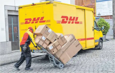  ?? FOTO: WINFRIED ROTHERMEL/IMAGO IMAGES ?? Bei DHL erreichen in Deutschlan­d nach Firmenanga­ben 83 Prozent aller Pakete den Adressaten am nächsten Tag.
