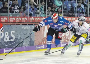  ?? FOTO: DIETER REINHARDT ?? Sie konnten sich strecken, wie sie wollten: Ville Korhonen (links) und die Schwenning­er Wild Wings gingen wie beim 0:1 gegen die Eisbären Berlin auch bei den Kölner Haien leer aus. Das 1:3 war bereits die achte Niederlage des SERC in Serie.