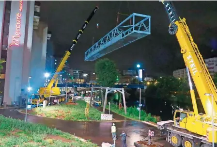  ?? FOTO: LANDESHAUP­TSTADT SAARBRÜCKE­N ?? Mit Schwerlast­kränen wurden die Brückentei­le an die richtige Stelle bugsiert.