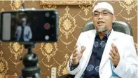  ?? ALFIAN RIZAL/JAWA POS ?? MULTIMEDIA: Dokter Tjatur merekam sendiri materi video dakwahnya di Rumah Sakit Aisyiyah Siti Fatimah Tulangan.