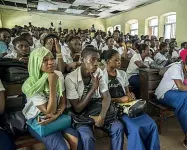  ??  ?? A Conakry
Un incontro dell’associazio­ne della Guinea che collabora con la cooperativ­a bresciana «Un sole per tutti» con gli studenti della scuola secondaria