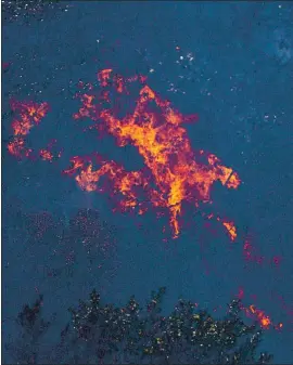  ?? RANDY VAZQUE — STAFF PHOTOGRAPH­ER ?? Vegetation burns as hot spots flare up near Watsonvill­e on Tuesday.