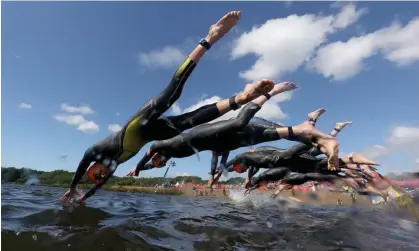  ?? ?? The mixed team relay triathlon final in the Commonweal­th Games. Photograph: Al Bello/Getty Images