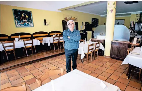  ?? FOTO: CHRISTOPH REICHWEIN ?? Antonio Pelle steht allein im Speisesaal seines Hotel, dem Landhaus Milser. Gäste kommen keine mehr.