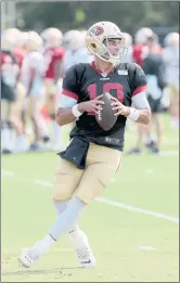  ?? RAY CHAVEZ — BAY AREA NEWS GROUP ?? San Francisco 49ers’ quarterbac­k Jimmy Garoppolo works out during training camp at Levi’s Stadium
training facility in Santa Clara on Aug. 6.