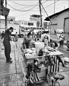  ??  ?? • El sector de la av. Casuarina, en el noroeste de la urbe, es uno de los más conflictiv­os por las ventas en las calles.