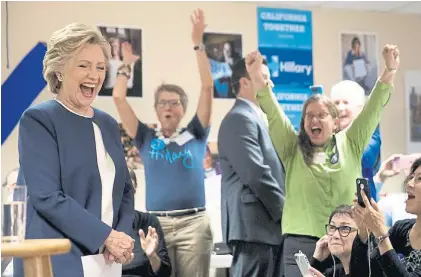  ?? AP ?? Risas. Hillary Clinton, ayer, con voluntario­s que participan en su campaña, en San Francisco, California.