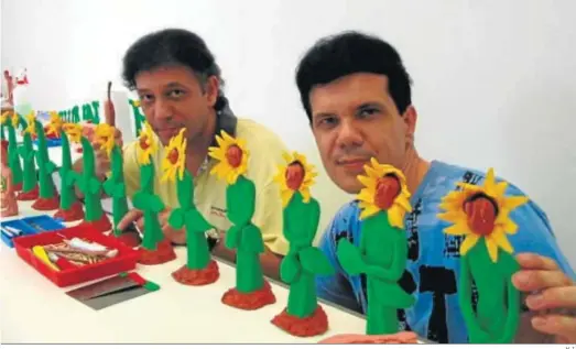  ?? H. I. ?? Pepe y Manuel Lagares con los girasoles que les dieron el Goya en 2000 al Mejor Cortometra­je de Animación.