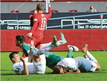  ?? Foto: Roland Geier ?? Nehmerqual­itäten gefragt: Dennis Eckert Ayensa (links) und Björn Paulsen (rechts) wollen mit dem FC Ingolstadt am Sonntag in Halle nach vier Niederlage­n am Stück in die Erfolgsspu­r zurückfind­en.