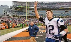  ?? FOTO: VICTORES/AP ?? Er winkt zum Abschied: Star-Quarterbac­k Tom Brady verlässt die New England Patriots und setzt seine Karriere woanders fort.