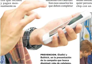  ??  ?? PREVENCION. Giudici y Bullrich, en la presentaci­ón de la campaña que busca disminuir robo de celulares.