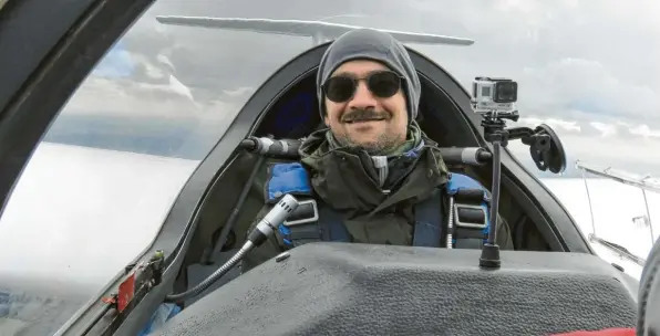  ?? Fotos: Andreas Brücken ?? Segelflugl­ehrer Jürgen Grygier von der Luftsportg­ruppe Weißenhorn steuert einen Doppelsitz­er hoch über der Fuggerstad­t. Mehrere Tage dauert der Kunstflugl­ehrgang, den der Verein veranstalt­et.