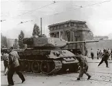  ?? FOTO: DPA ?? Demonstran­ten werfen am . Juni  in Berlin mit Steinen nach russischen Panzern.