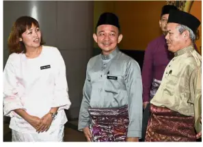  ?? — Bernama ?? Spreading goodwill: Dr Maszlee (centre) and Teo mingling with the staff of the Education Ministry during a Hari Raya gathering at the ministry.
