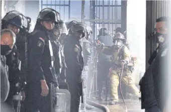  ??  ?? Agentes policiales y bomberos acudieron al penal de Tacumbú al originarse el amotinamie­nto.