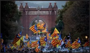  ??  ?? CRISE E CISÃO O Reino Unido se divide na questão de abandonar a União Europeia e a Catalunha insiste em se separar da Espanha: nacionalis­mo em alta