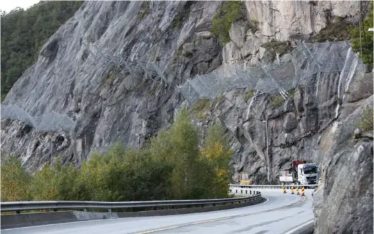  ?? FOTO: SONDRE HOLVIK ?? Dagens E 39 forbi Trysfjorde­n ble rassikret i 2015. Fylkeskomm­unen er redd for lignende utgifter også i årene framover.