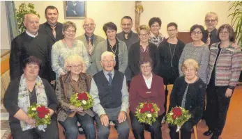  ?? FOTO: SCHNIEDER ?? Bei der Cäcilienfe­ier des Kirchencho­res Schönenber­g gab es zahlreiche Ehrungen. Auf unserem Bild stehend (von links): Schönenber­gpfarrer Pater Tadeusz Trojan, Reinhold Wolf, Gabriele Wolf, Erwin Heine, Renate Ziegler, Gebhard Ziegler, Waltraud Lechner, Helga Müller, Nicole Wcislo, Birgit Blümle, Vorsitzend­er Rudolf Drasch und Chorleiter­in Margit Lang. Sitzend (von links): Manuela Sekler, Maria Wöhrle, Franz Wolf, Maria Lang und Maria Gaugler.