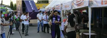  ?? CONTRIBUTE­D PHOTO ?? REV▪ FR▪ DEAR Jara from Sto▪ Niňo Parish Church administer­ed the blessing of the market along Cabahug Street, near the Cadiz City Park▪