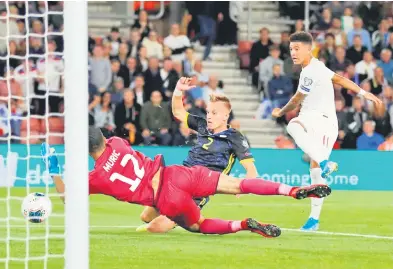  ?? — Gambar AFP ?? GOL ANTARABANG­SA SULUNG: Sancho (kanan) menyaksika­n bola rembatanny­a melepasi penjaga gol Kosovo sebelum menerjah jaring pada perlawanan di St Mary’s Stadium, Southampto­n Selasa lepas.