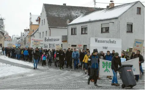  ?? Foto: Horst von Weitershau­sen ?? Mit Plakaten und Trillerpfe­ifen taten rund hundert Demonstran­ten am Samstag ihre Meinung kund: Sie wollen eine Bahntrasse für Höchstädt und keinesfall­s die Aufgabe des Wasserschu­tzgebietes. Die Demo wurde von der Kreisgrupp­e des Bund Naturschut­z organisier­t.