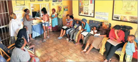  ?? Picture: HENK KRUGER ?? IN LINE: Parents anxious to find a place for their children queue at Enkululekw­eni Primary School.