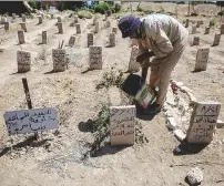  ?? Ansa ?? Vittime “chimiche” Le tombe di alcune delle vittime dell’attacco chimico a Duma, Damasco, nell’estate 2016