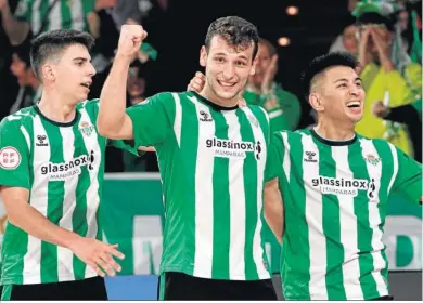  ?? SEVILLA
REAL BETIS ?? Raúl, Eric Pérez y Henmi celebran uno de los goles del internacio­nal español.