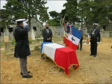  ??  ?? La présidente du Souvenir Français Josiane Eychenne, le président René Tillet, le matelot Becker, le porte drapeau Pérez, font un dernier hommage à celle qui fut leur précieuse collaborat­rice