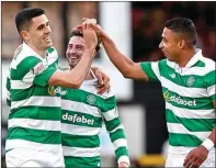  ?? THESCOTTIS­HSUN ?? KOLEGA LAMA: Tom Rogic (kiri) dan Emilio Izaguirre (kanan) saat masih bermain di Celtic. Keduanya akan bentrok di kualifikas­i PD 2018.