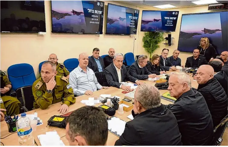  ?? Foto: ---/Xinhua/dpa ?? Israels Ministerpr­äsident Benjamin Netanjahu (Mitte) bei einer Sitzung des Kriegskabi­netts.