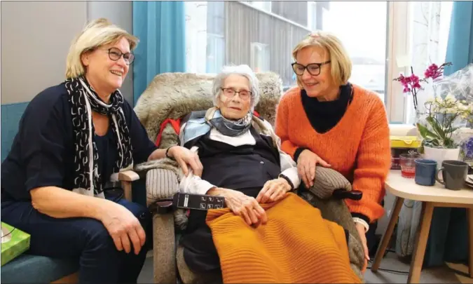 ?? FOTO: TORREY ENOKSEN ?? Mandag fylte Lyngdals eldste person, Anny Torgersen 104 år. Her med døtrene Anne Kari Torgersen og Marit Torgersen Ringvold
