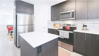  ??  ?? The well-designed kitchen offers plenty of storage and features a backsplash in striking white subway tile.