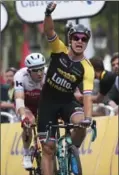  ?? CHRISTOPHE ENA, THE ASSOCIATED PRESS ?? Netherland­s’ Dylan Groenewege­n crosses the finish line to win the 21st and final stage of the Tour de France.