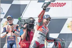  ??  ?? PODIO. Márquez, segundo, y el ganador en Austria, Lorenzo.