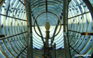  ?? ?? Lighthouse lens