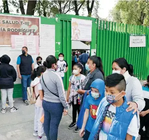  ?? ?? Uno de los centros de vacunación donde el jueves hubo lentitud y problemas para inocular a los niños de 10 y 11 años fue José María Rodríguez, en Viaducto, donde ayer la atención fue más fluida y eficiente.