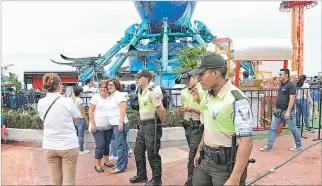  ?? RICHARD CASTRO / EXPRESO ?? Resguardo. Una veintena de policías de turismo, 50 motorizado­s y agentes de civil resguardar­on el malecón.