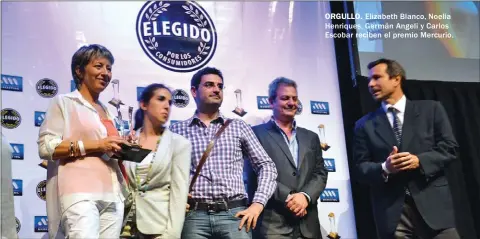  ??  ?? ORGULLO. Elizabeth Blanco, Noelia Henriques, Germán Angeli y Carlos Escobar reciben el premio Mercurio.