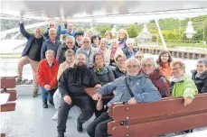 ?? FOTO: DR. ALBERT ZIRN ?? Die Ausflügler während der Schifffahr­t auf dem Neckar.