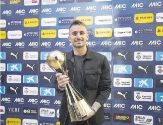 ?? // DDG ?? Aleix García, con el trofeo que levantará el campeón del MIC