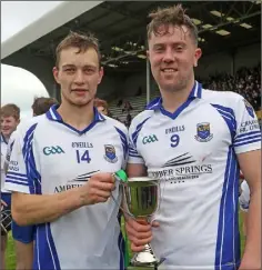  ??  ?? Joint captains Kevin Poole and Ollie Doran with the trophy.