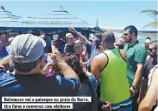  ?? DIVULGAÇÃO ?? Bolsonaro vai a quiosque na praia da Barra, tira fotos e conversa com eleitores