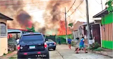  ?? Cortesía ?? Los moradores vivieron momentos de pánico temiendo que el fuego invadiera sus hogares en Juan Díaz.