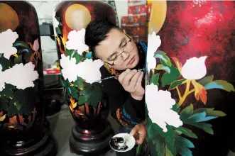  ??  ?? Gao Yan adds the finishing flourishes to a lacquer vase. Gao is a master of Dafang lacquerwar­e, an irresistib­le part of China’s cultural heritage.