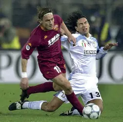  ??  ?? Derby Alessandro Nesta e Francesco Totti in un Lazio-Roma del 2000