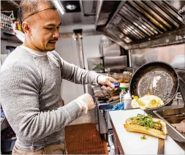  ?? JENNI GIRTMAN / ATLANTA EVENT PHOTOGRAPH­Y ?? Owner Nam Nguyen of 6 Pack Subs makes a steak and egg banh mi for the lunch crowd at Food Truck Thursdays at 12th and Peachtree streets. He serves Vietnamese banh mi, egg rolls and noodle bowls.