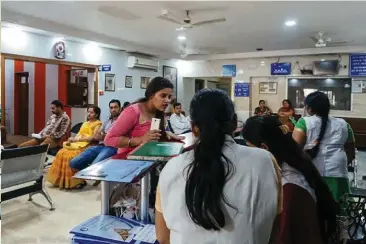  ??  ?? Varias docenas de mujeres y sus maridos aguardan en la sala de espera del doctor Bishnoi. Reconoce que al principio ponía un límite de edad –45 años– para iniciar el tratamient­o, pero ahora solo pone como condición superar las pruebas médicas.