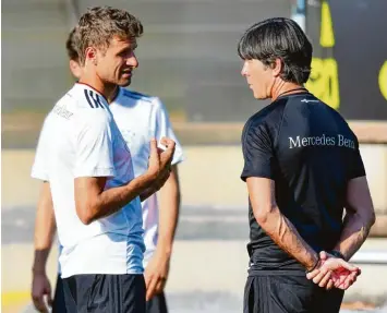  ?? Foto: Uwe Anspach/dpa ?? Trainer, ich will spielen. Thomas Müller im Dialog mit Bundestrai­ner Joachim Löw.